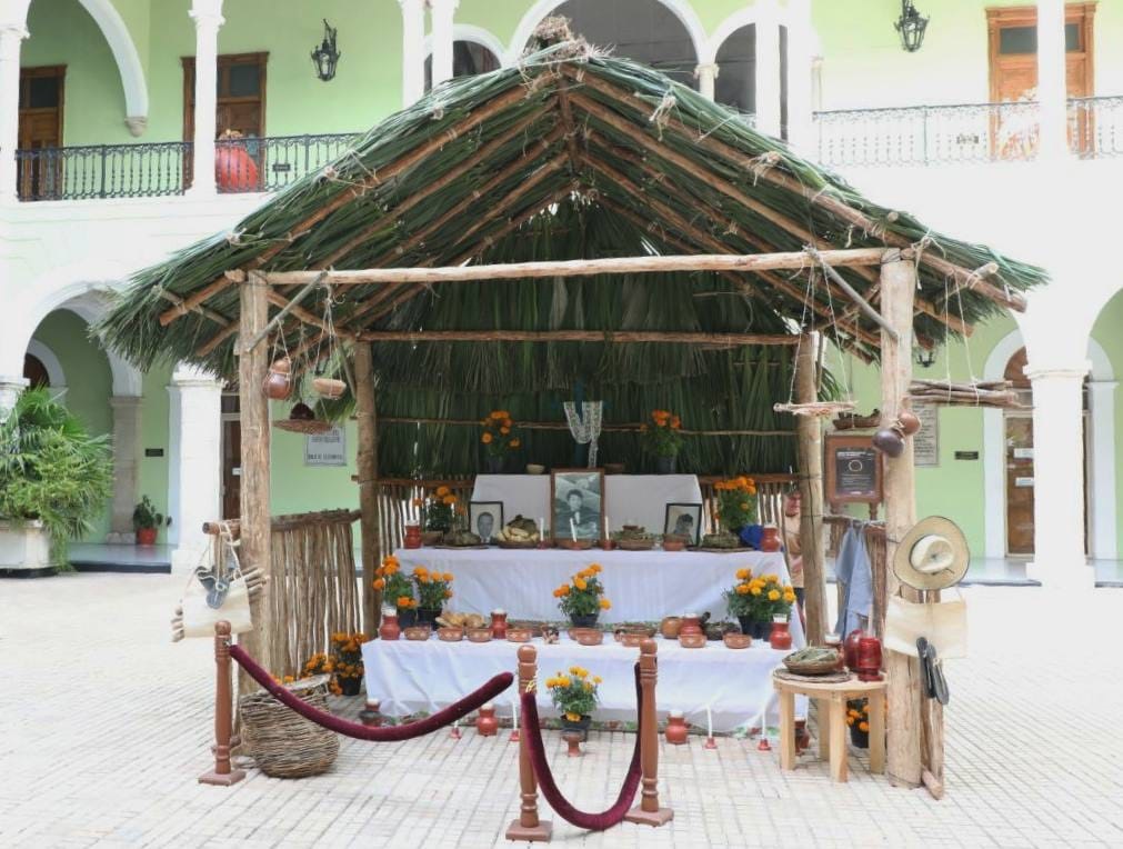 Honran la memoria de los difuntos con un altar en Palacio de Gobierno en Yucatán