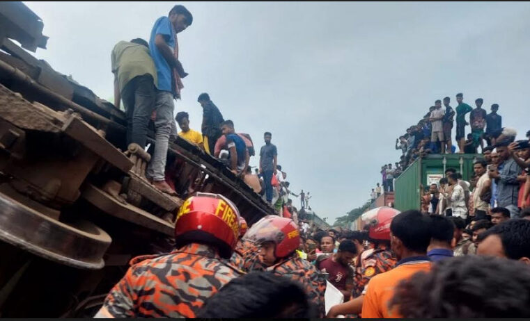 Reportan al menos 15 muertos por un choque de trenes en Bangladesh