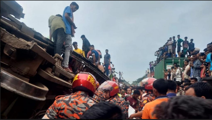 Reportan al menos 15 muertos por un choque de trenes en Bangladesh