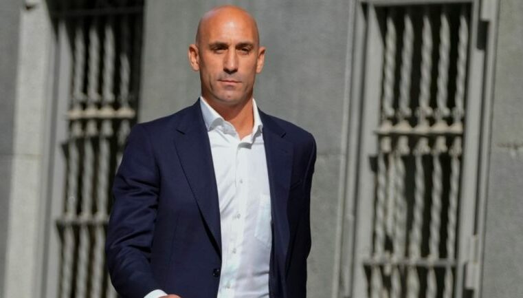 La FIFA inhabilita tres años a Luis Rubiales por el beso a Jenni Hermoso