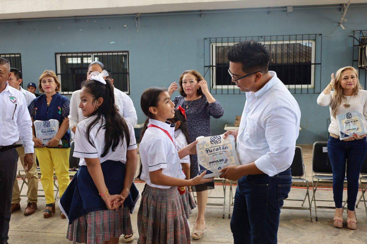 Estudiantes continúan recibiendo paquetes de útiles de “Impulso Escolar”