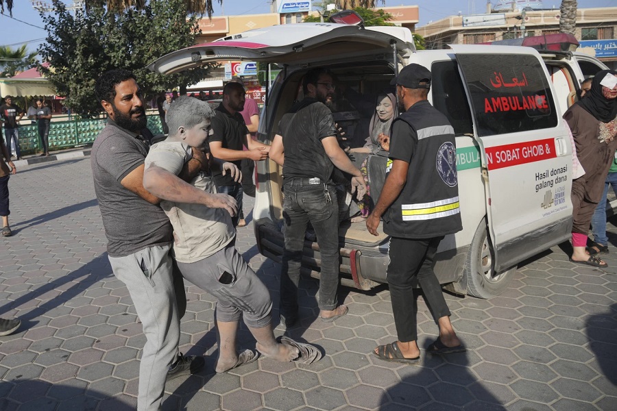 Los palestinos batallan para huir hacia el sur de Gaza tras orden de evacuación israelí