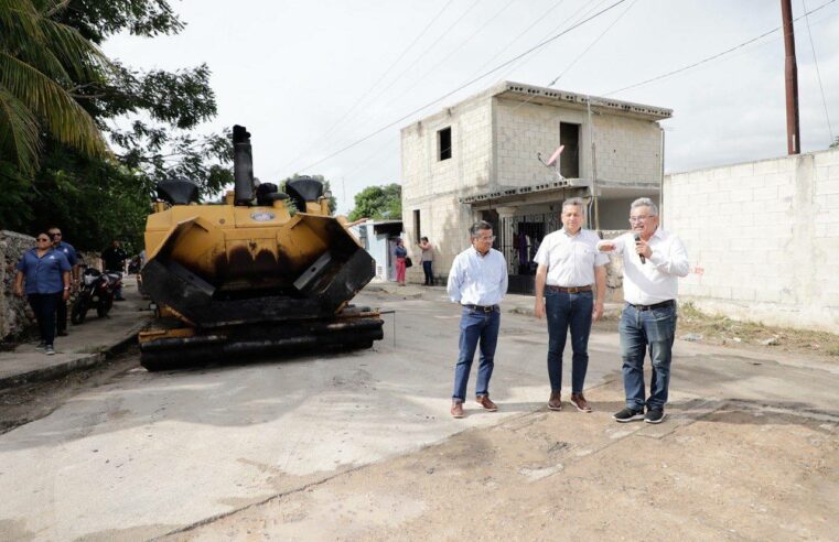 El alcalde Alejandro Ruz supervisa repavimentación en la colonia Emiliano Zapata Sur