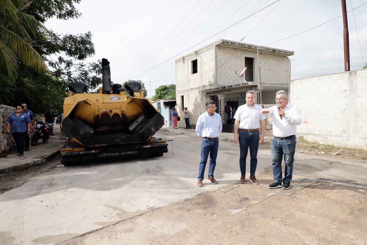 El alcalde Alejandro Ruz supervisa repavimentación en la colonia Emiliano Zapata Sur