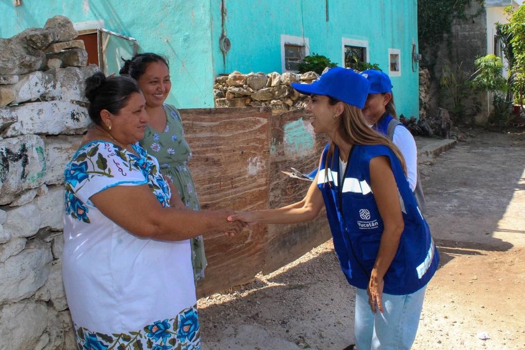 Vocera de programas sociales de Yucatán visita a familias de Paraíso, en Maxcanú