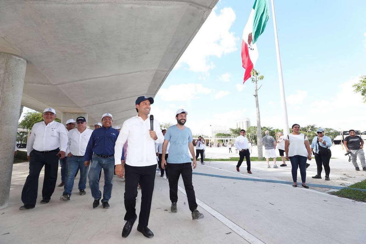 El Gobernador Mauricio Vila y su gabinete recorren el Parque de La Plancha, el mejor de México