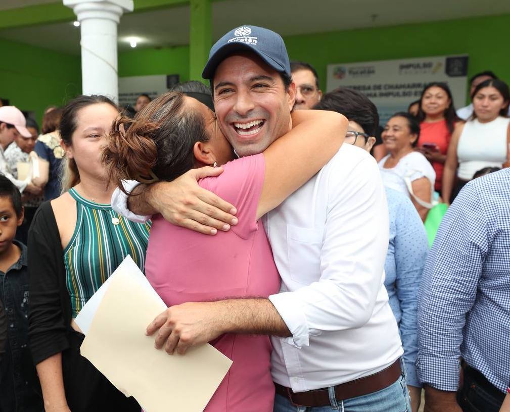 El Gobernador Mauricio Vila acerca apoyos sociales y mejora la calidad de vida de la gente en Samahil