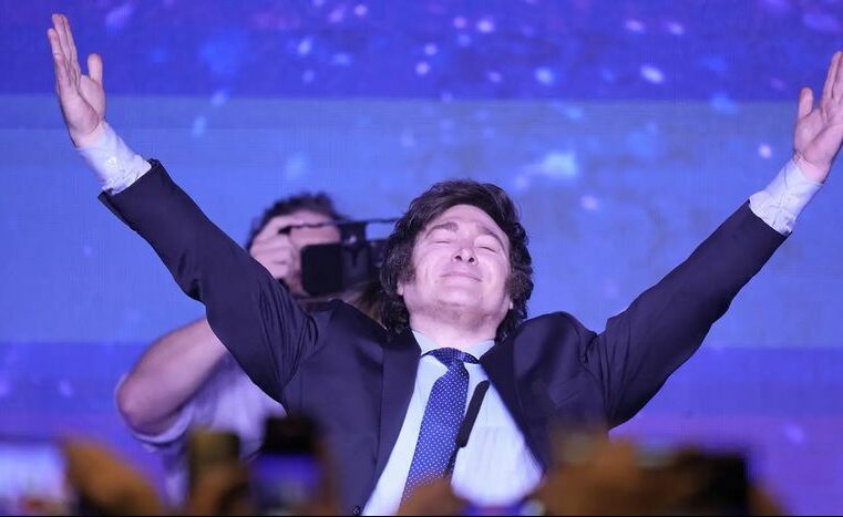 El ultraderechista Javier Milei gana las elecciones presidenciales en Argentina