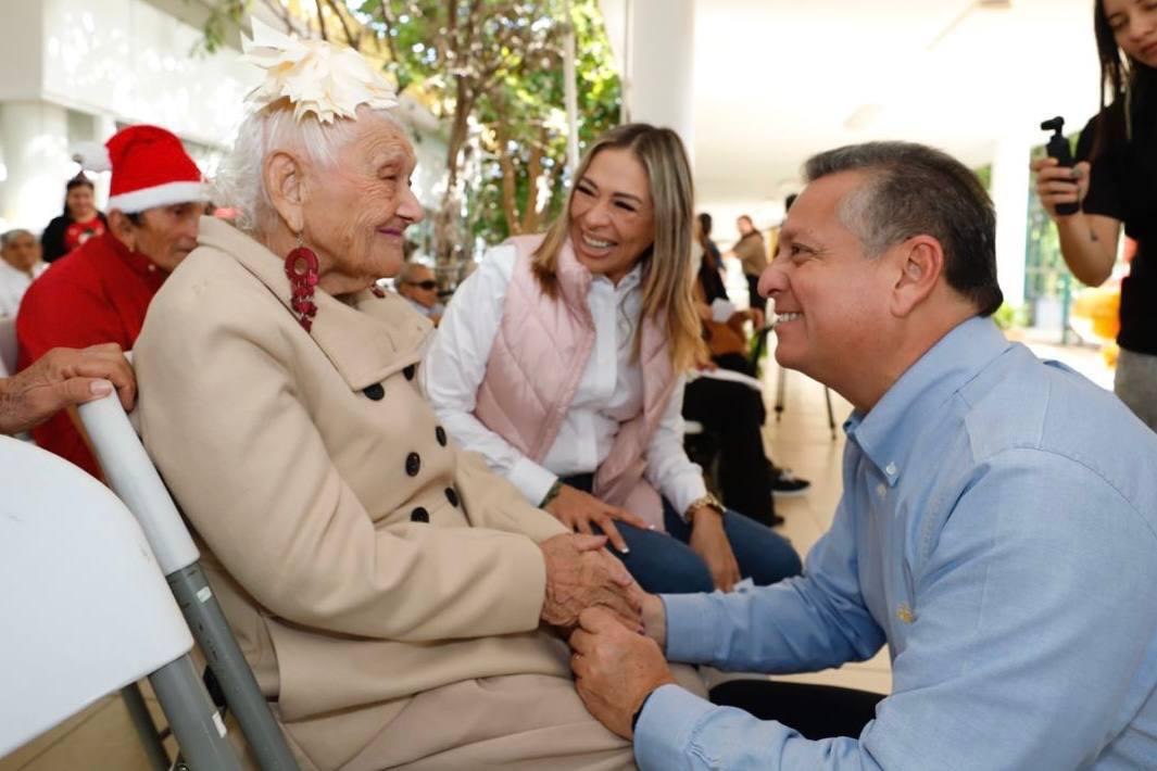 El Ayuntamiento celebra la navidad con abuelitos del albergue “Renacer”