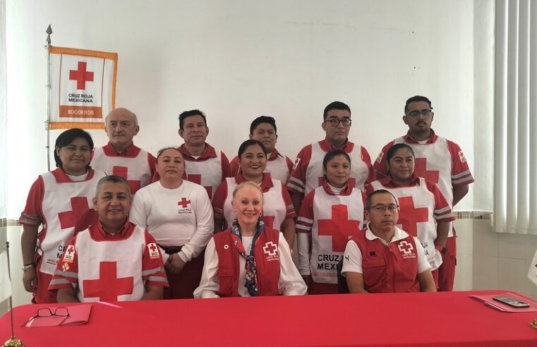 Reconocen a voluntarios de la CRuz Roja Yucatán que auxiliaron en Guerrero