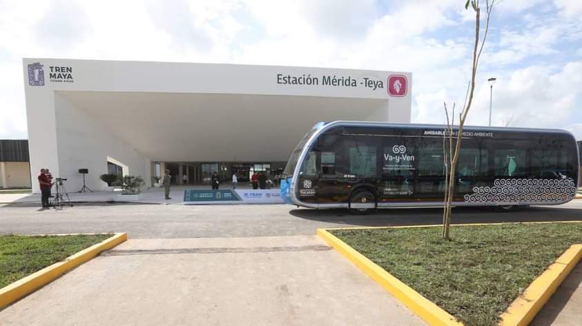 Mauricio Vila y el presidente  López Obrador dan banderazo a la primera ruta del Ie-tram