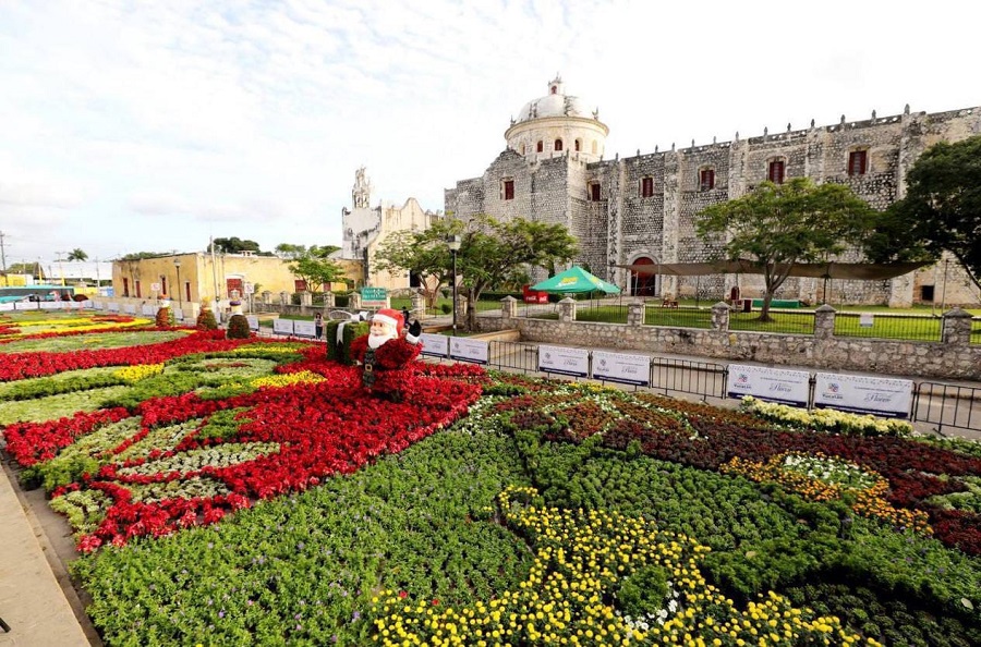 Llega el Paseo Navideño de las Flores a Umán, a un costado de la iglesia San Francisco de Asís