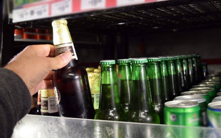 Yucatecos felices por el primer domingo del horario ampliado de venta de cerveza