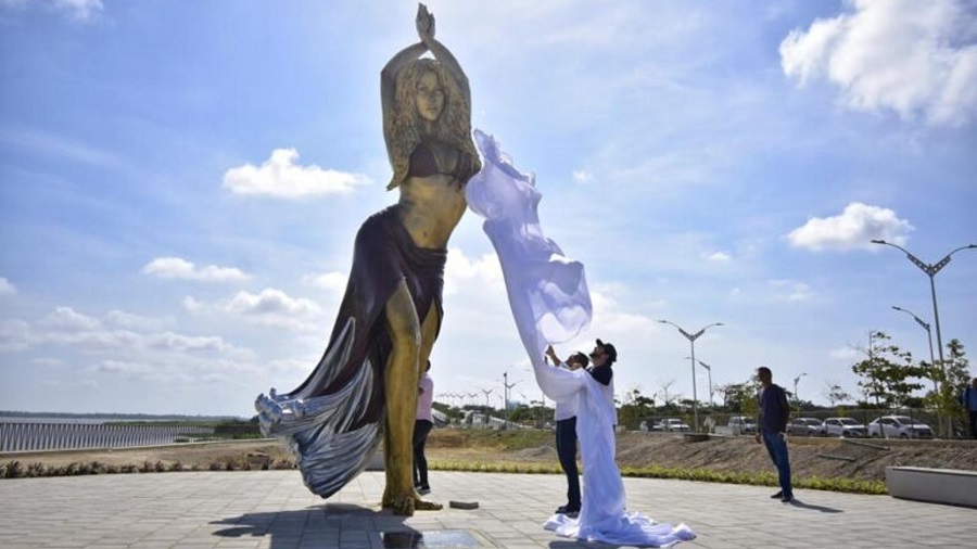 Colocan estatua gigante de Shakira en su natal Barranquilla, en Colombia