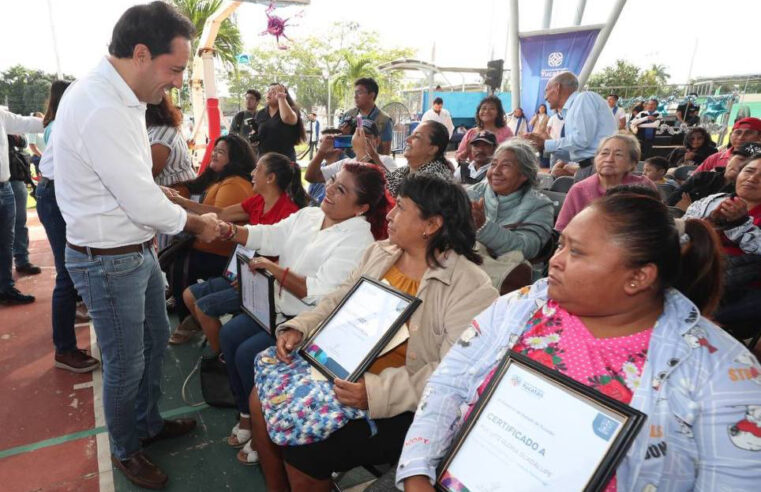 Mauricio Vila entrega certificados del programa Certeza Patrimonial