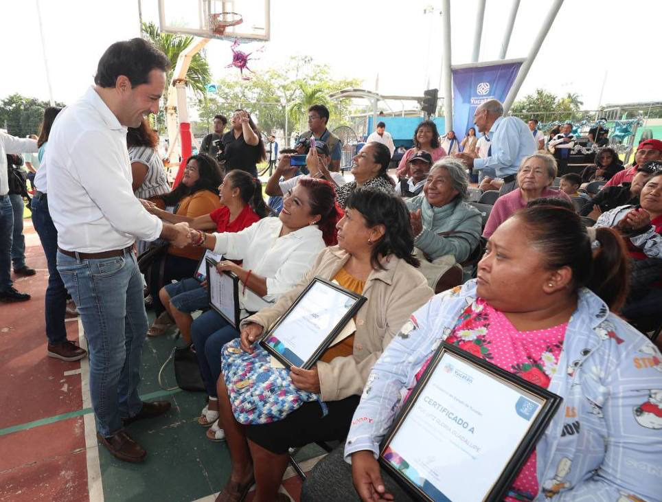 Mauricio Vila entrega certificados del programa Certeza Patrimonial