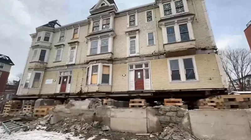 Mueven un histórico edificio en Canadá, con ayuda de 700 barras de jabón