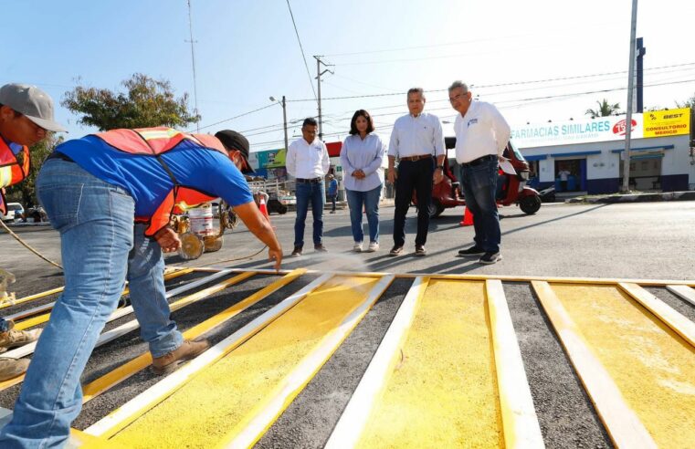 El alcalde Alejandro Ruz supervisa repavimentación en la colonia Plan de Ayala Sur