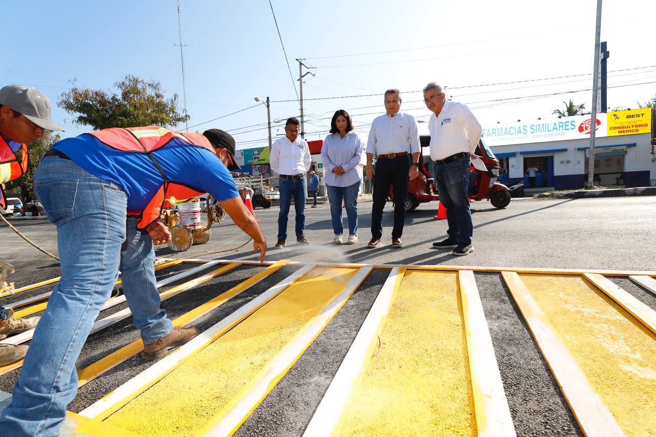 El alcalde Alejandro Ruz supervisa repavimentación en la colonia Plan de Ayala Sur