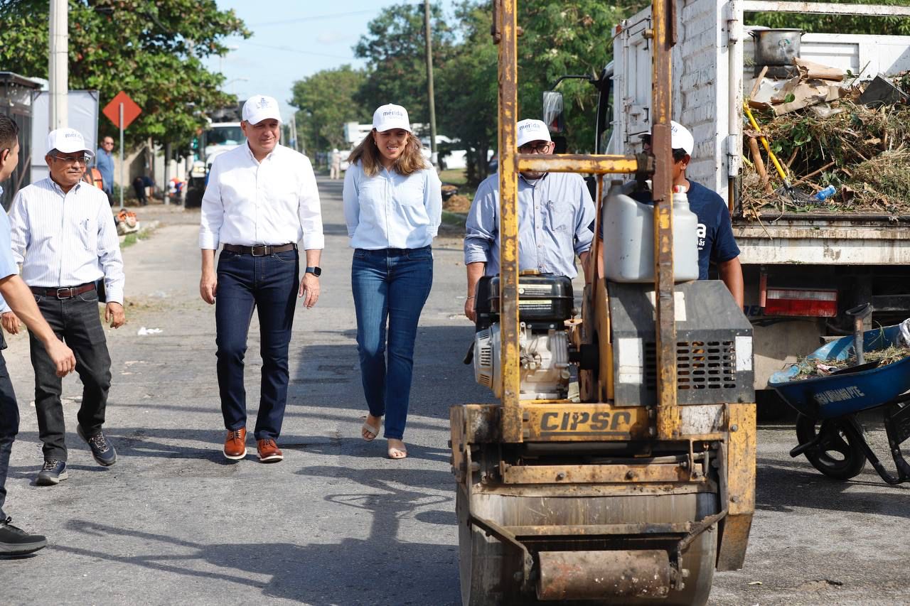 El alcalde supervisa bacheo y limpieza de rejillas, pozos y calles en Juan Pablo II