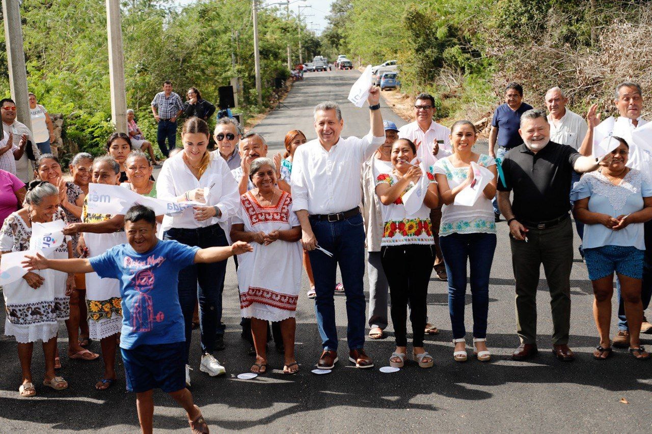 El alcalde Alejandro Ruz entrega obras en la comisaría de Hunxectamán