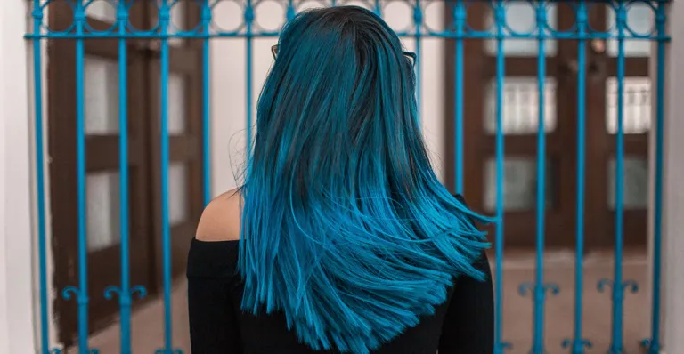 Alumna de secundaria gana amparo para ir a clases con el cabello pintado de azul