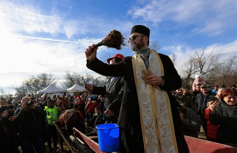 Arzobispo pide a mujeres menstruantes que no beban agua bendita, por «impuras»