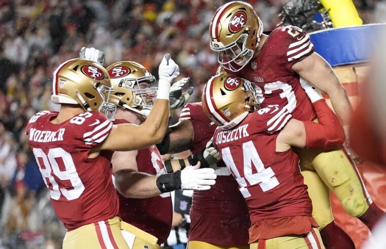 McCaffrey logra 2 touchdowns y los 49ers eliminan a los Packers por 24-21