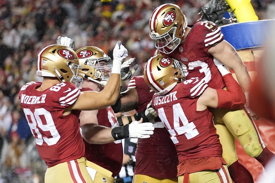 McCaffrey logra 2 touchdowns y los 49ers eliminan a los Packers por 24-21