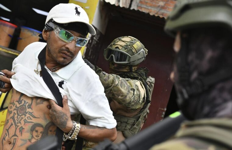En medio de la guerra contra el crimen organizado, Ecuador quiere policías sin tatuajes