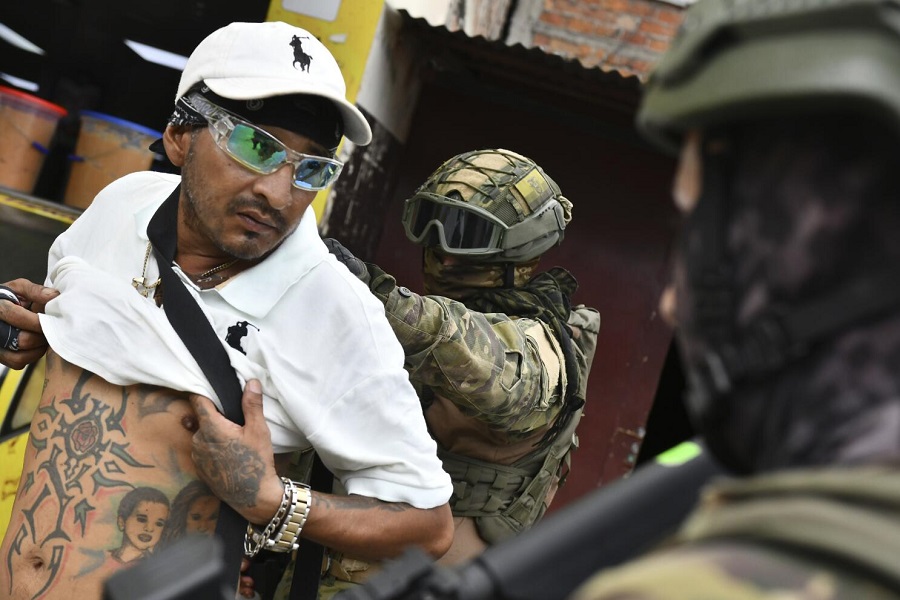 En medio de la guerra contra el crimen organizado, Ecuador quiere policías sin tatuajes