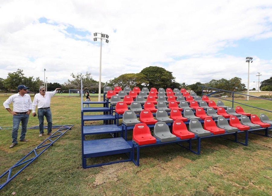 Mauricio Vila supervisa las canchas de fútbol del Kukulcán previo a  su inauguración