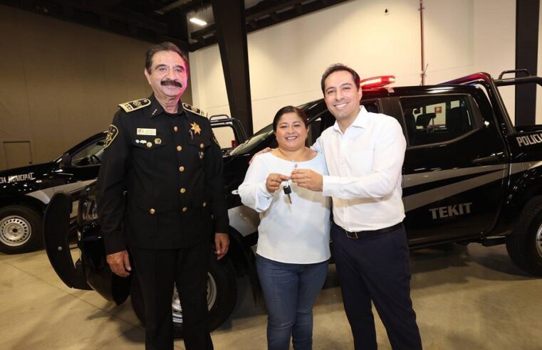 Mauricio Vila entregó 52 patrullas a 32 municipios yucatecos y 20 ambulancias a la SSP