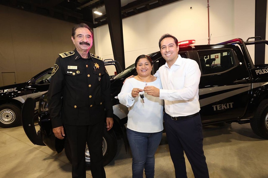 Mauricio Vila entregó 52 patrullas a 32 municipios yucatecos y 20 ambulancias a la SSP