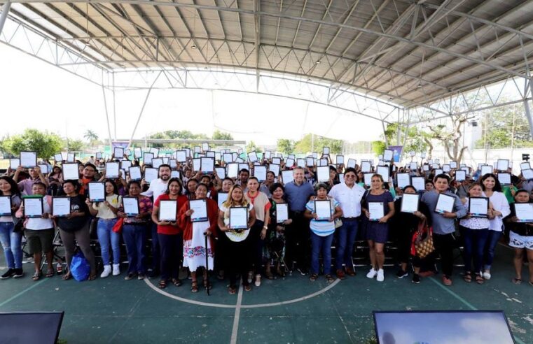 Más de 400 familias del sur de Mérida ya gozan de certeza patrimonial con apoyo de Vila