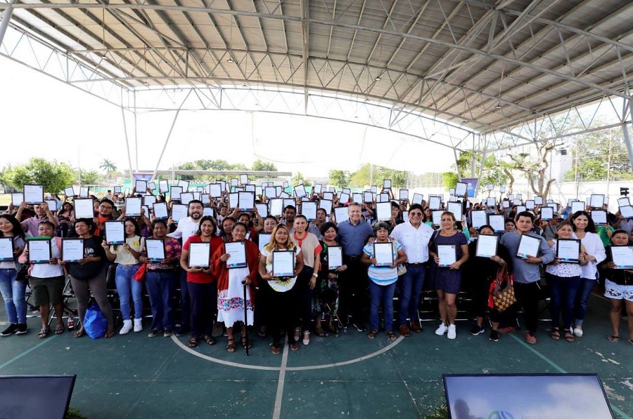 Más de 400 familias del sur de Mérida ya gozan de certeza patrimonial con apoyo de Vila