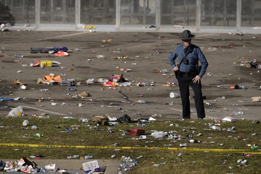 Tiroteo en desfile de Chiefs deja muerta a locutora hispana; hay 22 heridos, incluidos 8 niños