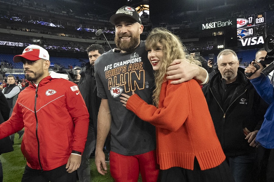 Romance de Swift y Kelce previo al Super Bowl desata teorías de la conspiración