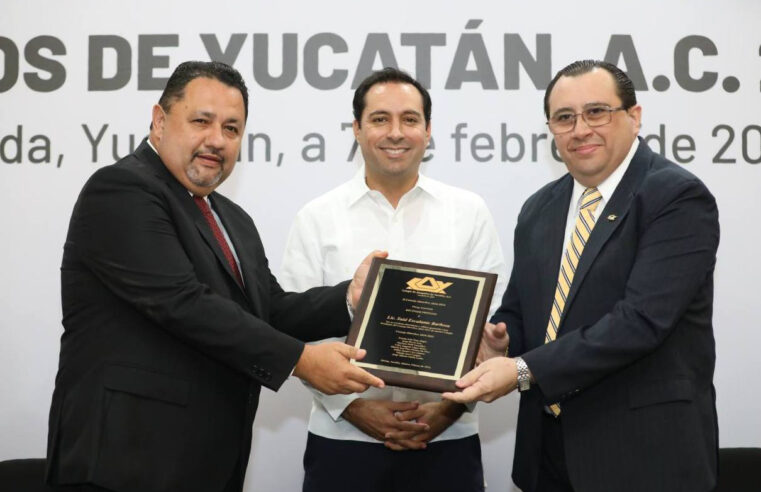 Atestigua Vila toma de protesta de nueva directiva del Colegio de Abogados de Yucatán