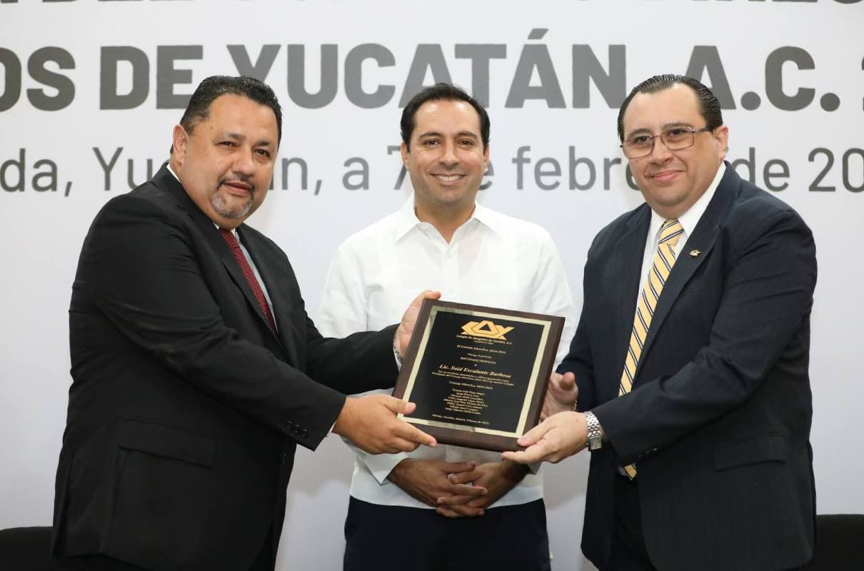 Atestigua Vila toma de protesta de nueva directiva del Colegio de Abogados de Yucatán