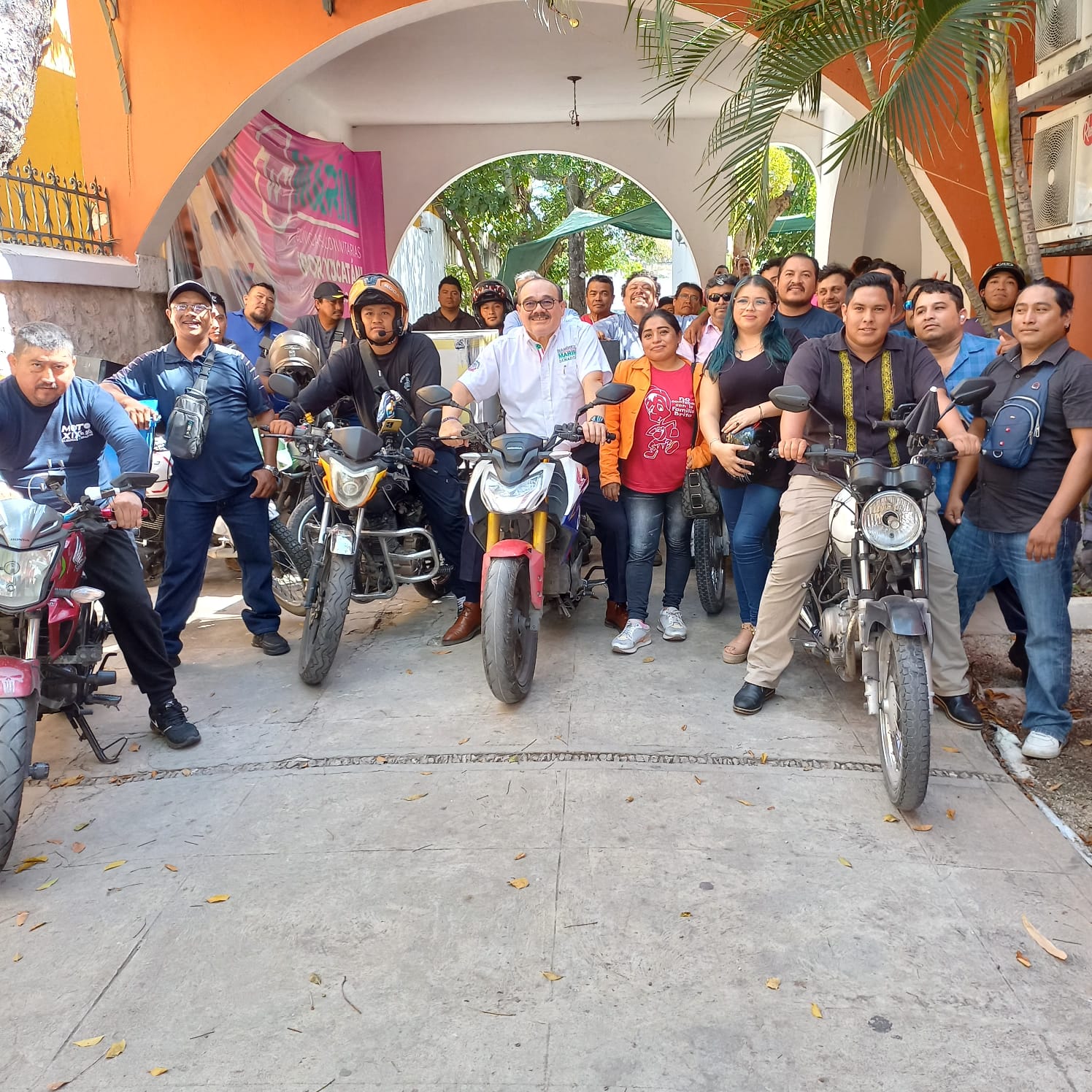 ¡Súbete a mi moto!… Ramírez Marín ofrece apoyar a «deliverys» yucatrcos
