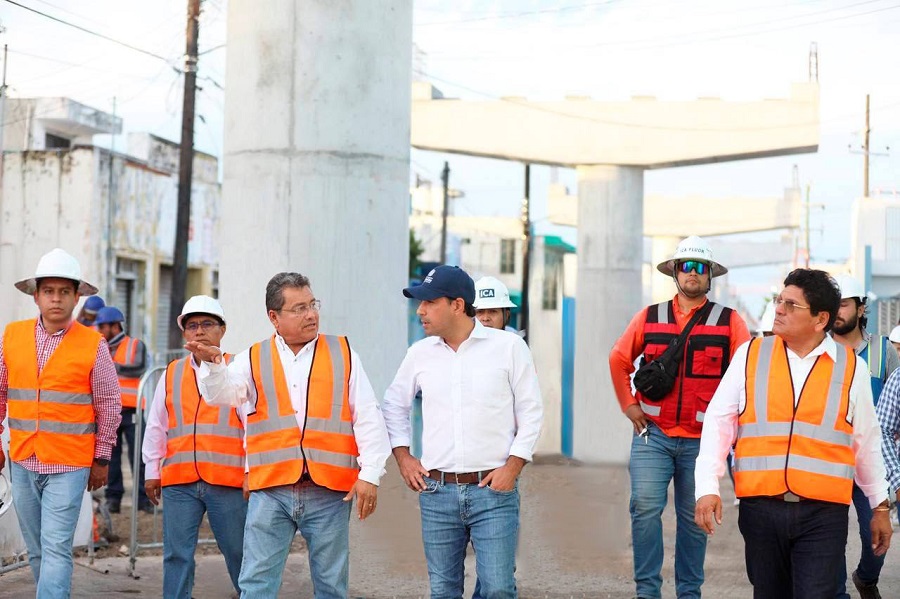 Mauricio Vila supervisa la construcción del viaducto elevado de Progreso