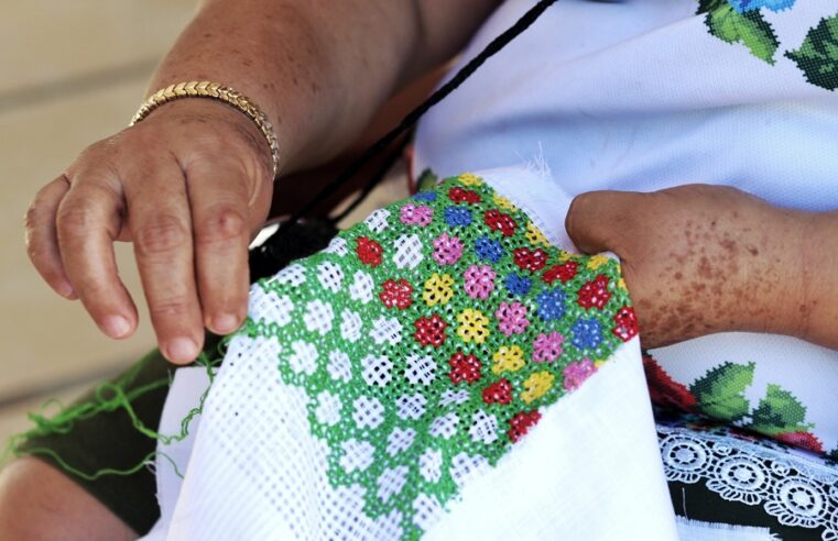 Las bordadoras yucatecas brillan como guardianas del patrimonio cultural vivo