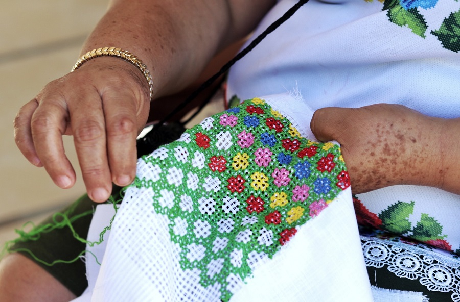 Las bordadoras yucatecas brillan como guardianas del patrimonio cultural vivo