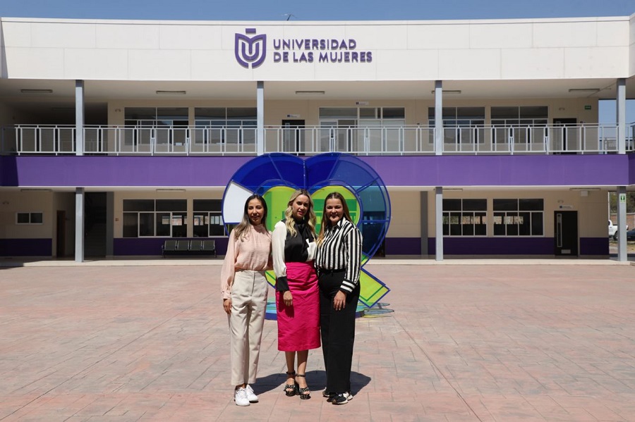 Cecilia Patrón visita la Universidad de las Mujeres en Querétaro