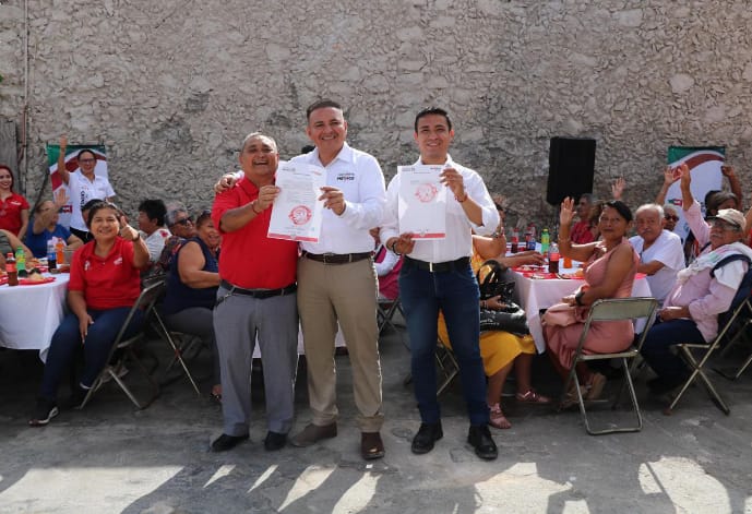 Sergio Vadillo desayuna con sus vecinos y amigos del “Houlpoch” en su quinto día de campaña