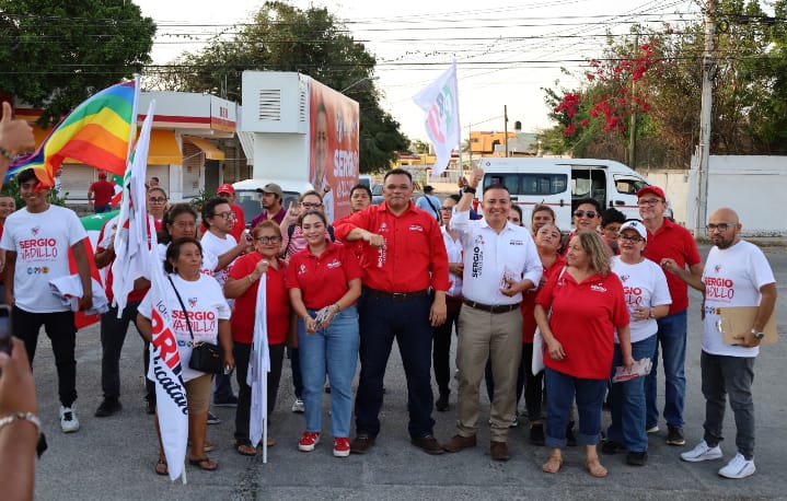 Rolando Zapata visita a vecinos de Chenkú y ofrece mejorar la infraestructura