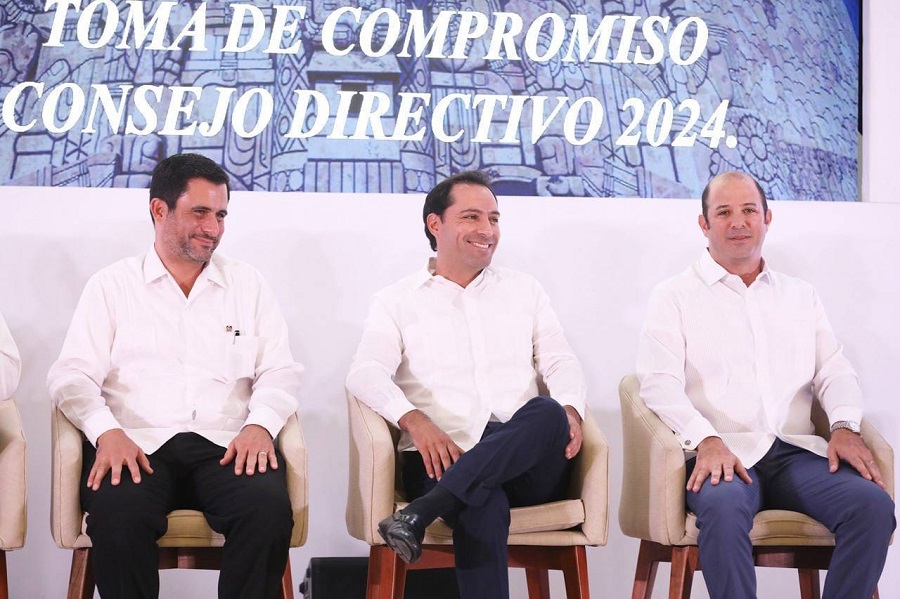 Mauricio Vila encabeza la toma de compromiso de la nueva directiva en la Canaco Mérida