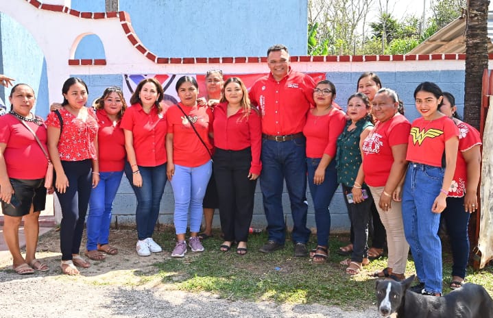 Rolando Zapata visita a los priistas de Uayma