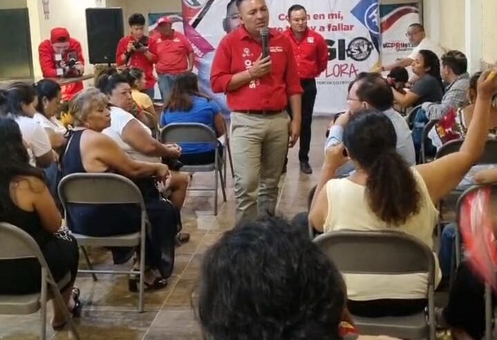 Vecinos de San Antonio Xluch reciben a Sergio Vadillo y le comparten sus necesidades